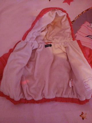 Cazadora bebé coral con capucha