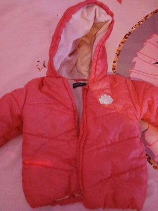 Cazadora bebé coral con capucha