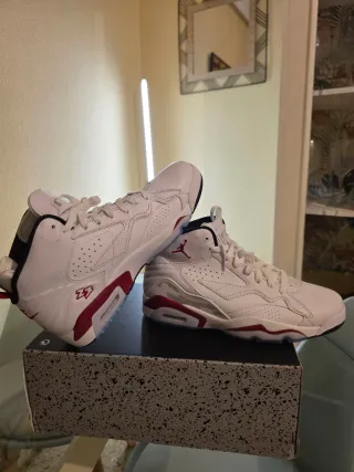 Jordan MVP Blancas y Rojas