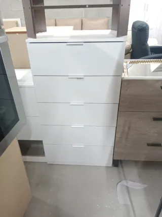 Cómoda blanca y marrón