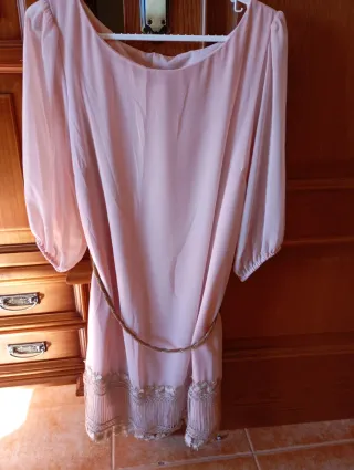 Vestido rosa con cinturón dorado