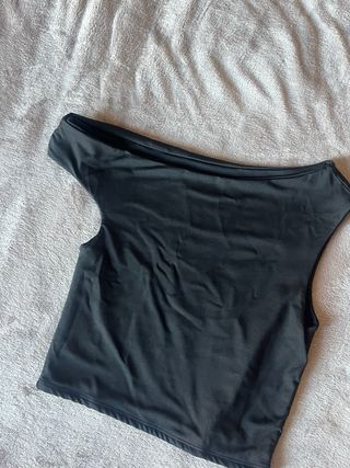 Top asimétrico negro