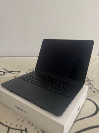 MacBook Air 2022 13.6 8GB RAM 256GB SSD
