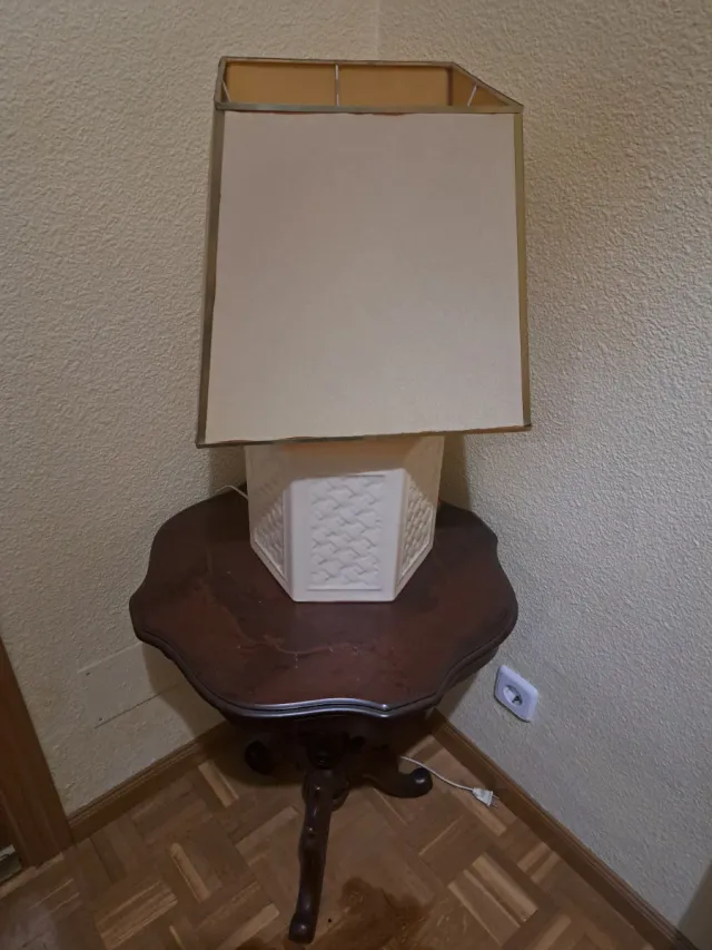 Lámpara de mesa beige y marrón