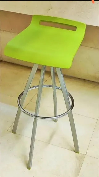 Taburete alto verde y plateado