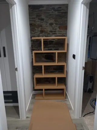 Estantería de madera nueva. At.198 an 80 fo 28