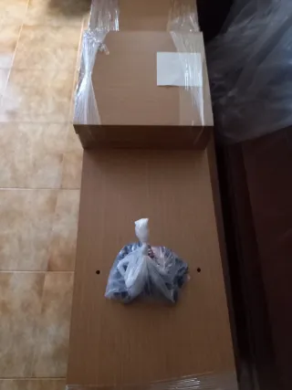 Estantería de madera nueva. At.198 an 80 fo 28