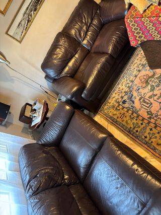 Conjunto de dos sofas de 3 y 2 plazas de piel marr