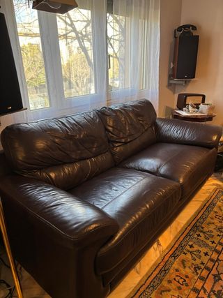 Conjunto de dos sofas de 3 y 2 plazas de piel marr