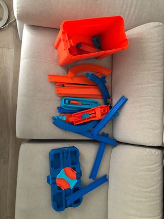 Caja de almacenamiento naranja y azul