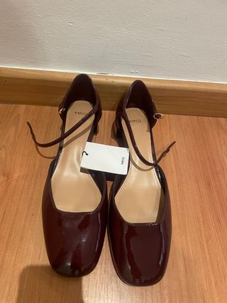 Zapatos salón Mango charol burdeos T42