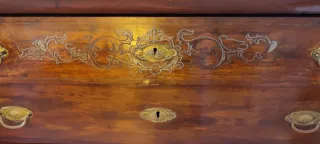 Cómoda vintage de madera con detalles dorados