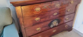 Cómoda vintage de madera con detalles dorados