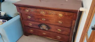 Cómoda vintage de madera con detalles dorados