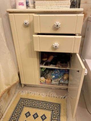 Armario baño beige con tiradores de cerámica