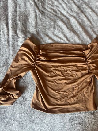 Top marrón fruncido manga larga