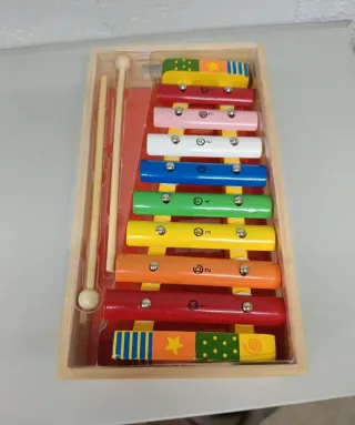 Xilofono colorato in legno con bacchette