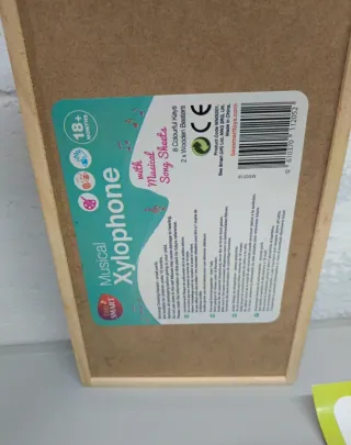 Xilofono colorato in legno con bacchette