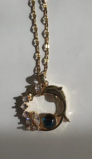 Colgante delfín dorado con piedras