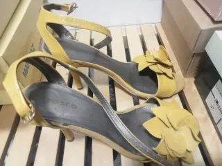 Sandalias amarillas tacón alto con flor MarcaFOSCO