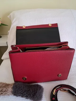 Bolso rojo con detalles marrones