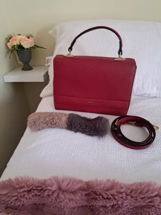 Bolso rojo con detalles marrones