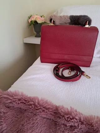 Bolso rojo con detalles marrones