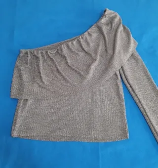 Top plateado asimétrico