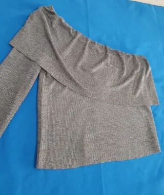 Top plateado asimétrico