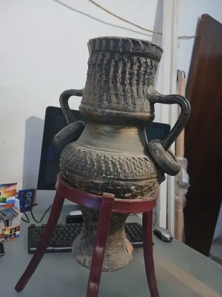 Vasija antigua de cerámica rústica – Pieza etnográ