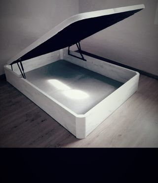 Canapé de madera con cajones