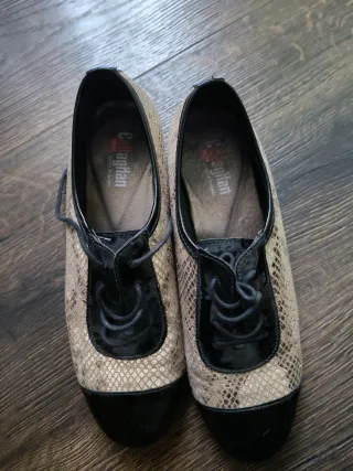 Zapatos beige y negros