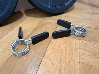 Barra musculación y 2 discos de 5 kg cada uno