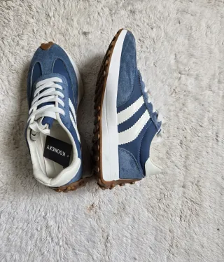 Zapatillas KOONEXY azules y blancas.