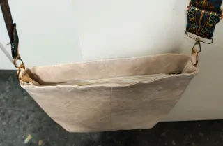 Bolso beige con correa multicolor