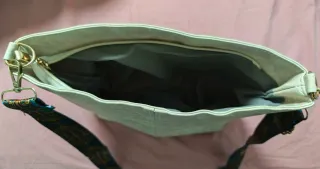 Bolso beige con correa multicolor