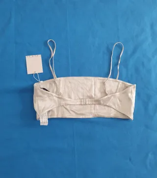 Top corto plateado con tirantes