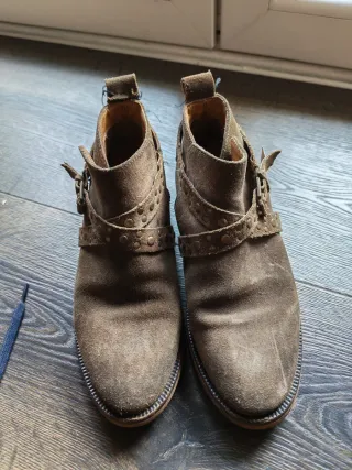 Botines de ante marrón con tachuelas