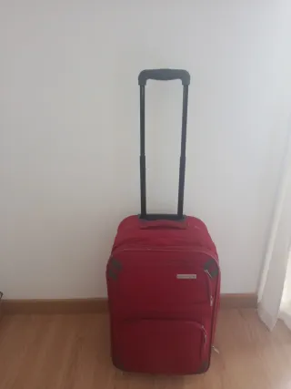 Maleta de viaje roja con ruedas