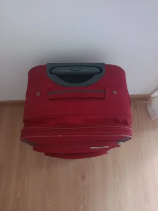 Maleta de viaje roja con ruedas