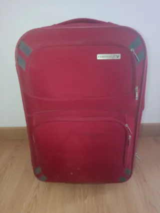 Maleta de viaje roja con ruedas