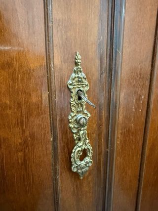 Armario antiguo de madera para restaurar