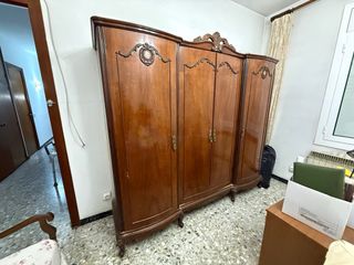 Armario antiguo de madera para restaurar