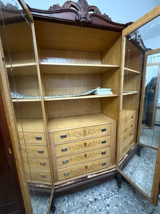 Armario antiguo de madera para restaurar
