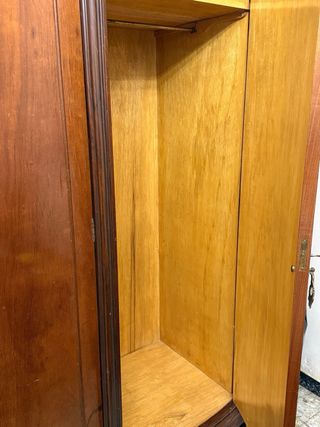 Armario antiguo de madera para restaurar