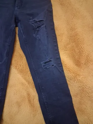 Pantalón vaquero negro desgastado
