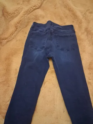 Pantalón vaquero negro desgastado