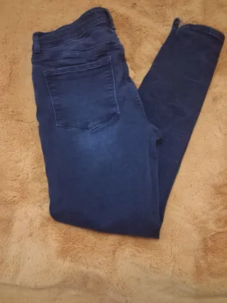 Pantalón vaquero negro desgastado