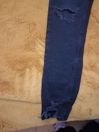 Pantalón vaquero negro desgastado