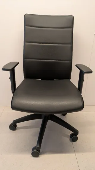 Silla ergonómica de oficina negra